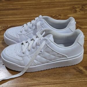 GBG Los Angeles White Sneakers Platform Low-Top